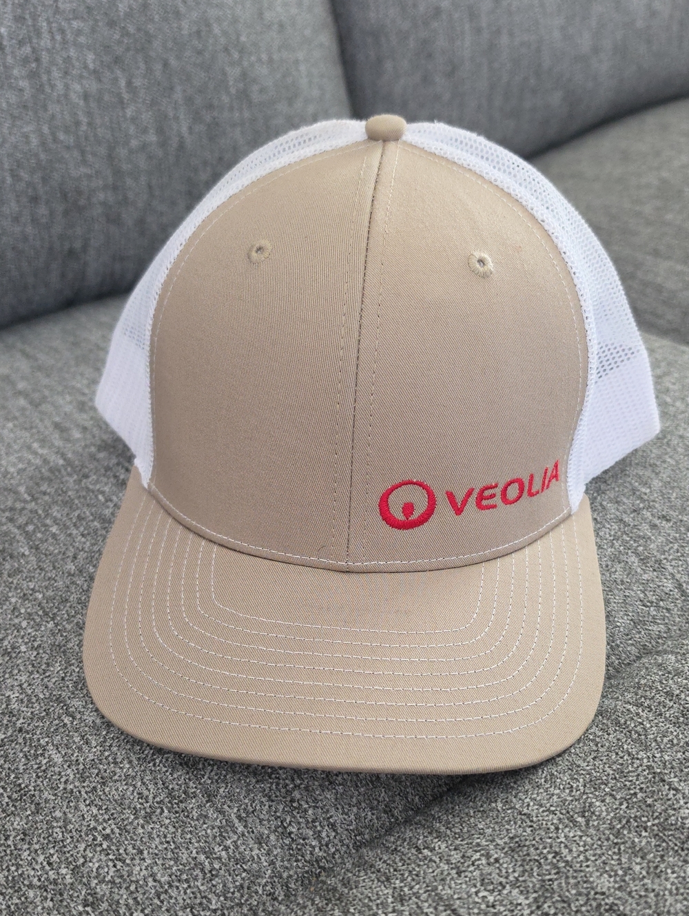 Veolia Beige & White Mesh Trucker Hat
